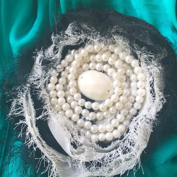 ☘️Silk Emerald Top with Pearl Flower Detail - Picture 6 of 7